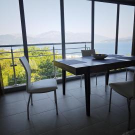 Acacia Hill Apartment - Boka Bay Views, Hotel in Ðenovići