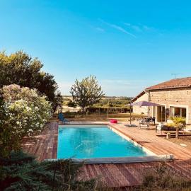 La Villa Belly - ancienne grange avec piscine et home cinema, hotel v destinácii Roquemaure