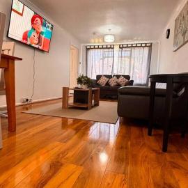 3-Bed House in Bletchley Long Stay Friendly - Holiday Home, hotel a Bletchley