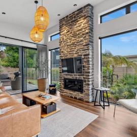 Boutique Coastal Retreat with Bath Walk to Beach, Hotel in Mangawhai