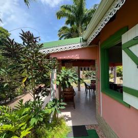 Gite d'arles Bungalow "La Rose" – hotel w mieście Le Moule