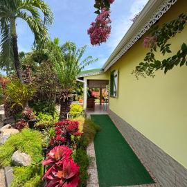 Gite d'Arles Bungalow "Ti Polo" – hotel w mieście Le Moule