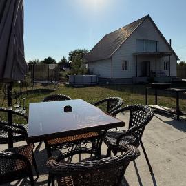 Дом с бассейном и мангальной зоной, hotel in Ustʼ-Kamenogorsk