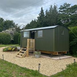 Shepherds Hut in Shropshire with Swimming Pool, hotel a Shifnal