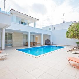 Beachfront Villa Larnaka Dhekelia with Pool, hotel u gradu Pila