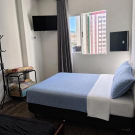 Apto completo em São Vicente ideal para família e trabalho 2 quadras da praia, hotel in São Vicente