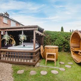Holiday Haven Oasis Hot Tub Sauna Driveway