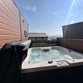4 - Castle View Pod with Hot Tub, hotel in Llandudno Junction