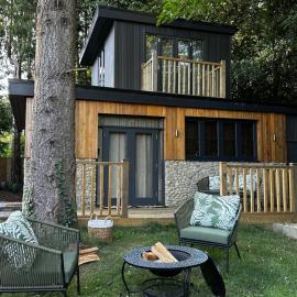 Tree Top & Bluebell Cottages, Hotel in East Grinstead