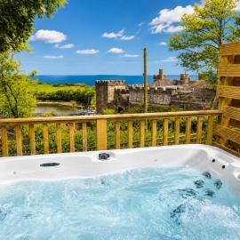 Castle Cove Lodge - Luxury Hot Tub & Castle and Sea Views, hotel di Berrynarbor