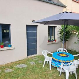 Joli studio avec jardin, hotel in Cherbourg en Cotentin