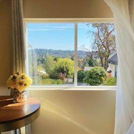 UVIC Ocean View Private Guesthouse, хотел в Виктория