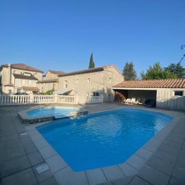 Gîte 6p Ardèche ,Ruoms centre, climatisé avec piscine โรงแรมในรูองส์