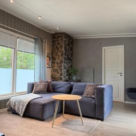 Main part of a detached house, 3 bedrooms, large parking area!, hotel v destinácii Lakselv