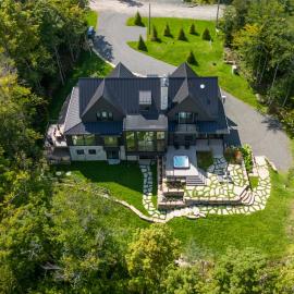 Twin Peaks - luxury ski in ski out holiday chalet, hotel em Morin Heights