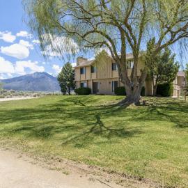 Taos retreat with steam shower and mountain views, hotel i El Prado