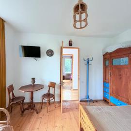 Cozy house with garden for rent in the center of Oni, hotel sa Oni