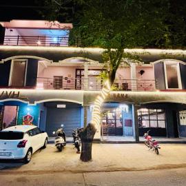 The Loop Auroville - High-Speed WiFi & Free Parking, Near Auroville Bakery & Tanto Pizzeria, 5-Minute Drive to ECR & Auroville Beach, hotelli kohteessa Auroville