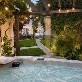 Central sommardröm Visby(AC,Jacuzzi, Bastu,Elbil), hotel en Visby