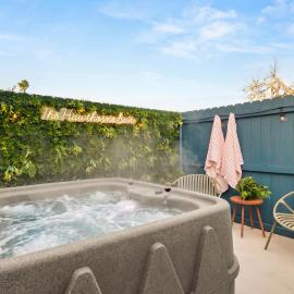 Romantic Hill Country Cottage w Private Hot Tub