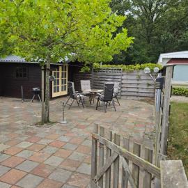 128 Chalet Onder de Boom - heerlijk grote afgesloten tuin, naast bos, honden toegestaan!, hotel en Anloo