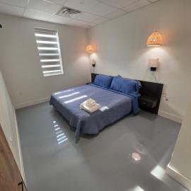 Lakeview Main Floor Suite 104, hotel u gradu 'Peachland'