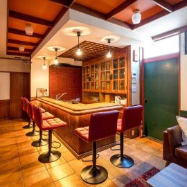 Retro-style coffee house and guesthouse-3 floors-Entire building available for rent-suitable for 9 people-Parking available-pets allowed-Mahjong, хотел в Окаяма