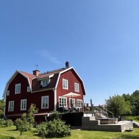Sjötomt med bastuflotte & badtunna - lantlig idyll, hotel in Vingåker