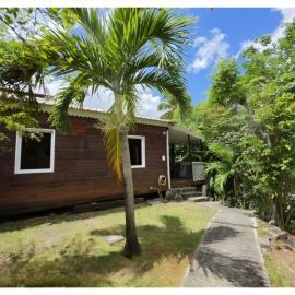 Bungalow Pozéa, votre parenthèse tropicale à deux pas de la mer, hotel in Bouillante