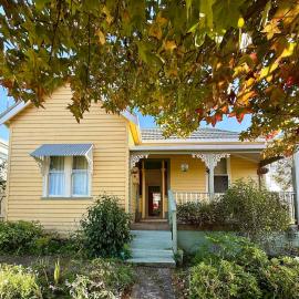 Little Penguin Cottage Near the Sea