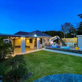 บ้านริมคลองพูลวิลล่า บ้านพักสัตหีบ BaanRimklong Poolvilla Sattahip, hotel in Ban Tao Than