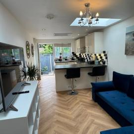 Modern peaceful property Breakfast included, hotel in Blean