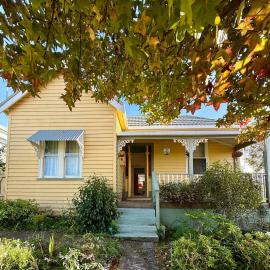 Little Penguin Cottage Near the Sea