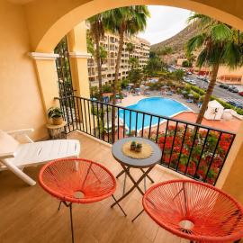 Castle Harbour Los Cristianos Beautiful studio with pool view, hotel in Los Cristianos