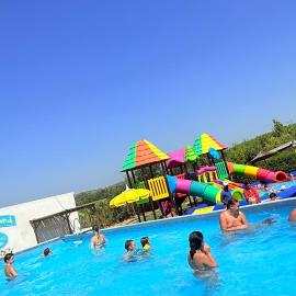 Camping Paradis Family les Rives de l'Hérault, готель у місті Жиньяк
