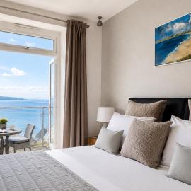 Looe में, होटल Panoramic Sea Views at Whitsand with Wraparound Balcony and Private Parking