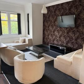 Lux spacious 3BR entire apartment, hotel v destinácii Wakefield