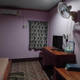 Saran Resort room 5, hotel in Ban Khok Wat