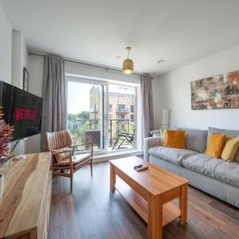 Grover Court - Modern Stay with Free Gated Parking & WiFi, hotel in Kings Langley