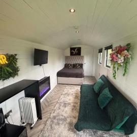 LittleLakeLodge Sleeps 2 with Hot Tub, hotel in Ballymoney