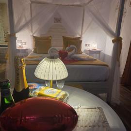 Habitación ideada para parejas con Jacuzzi, desayuno romántico y opción de cenas en su restaurante, hotel a Villamiel