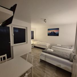 Viesnīca Modernes 1-Zimmer-Apartment mit 3 Einzelbetten, WLAN & Parkplatz nähe Bremen pilsētā Schwanewede
