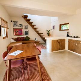 Surfer's Hideout - central two-storey HOUSE with garden & private balcony、ゼネラル・ルナのホテル