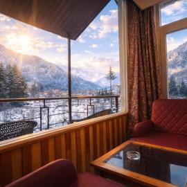 Apple Flower Hotel - Personal Balcony, Lift, Garden and Mountain View, hotel in Manāli
