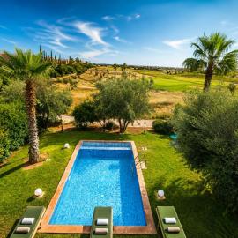 Palm Golf Villa with Private Pool, Lake, and Tennis Court, готель у місті Sraghna