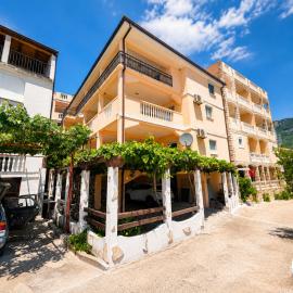 Papillon Apartments, hotel din Kaluđerac