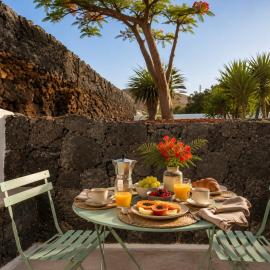 Villa Blanco - Romantic Hideaway - Private Villa for Couple, готель у місті Тіас