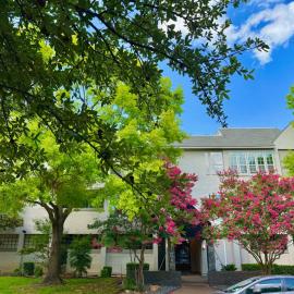 Modern Gated 2bd 2ba Uptown Condo with Parking, hotel a Dallas