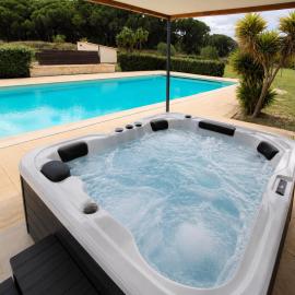 Villa piscine jacuzzi Plage 20 min lac 5 min, hotel in Roquebrune-sur-Argens