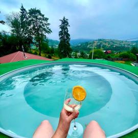 Котедж Villagoria з теплим басейном, hotel in Slavske